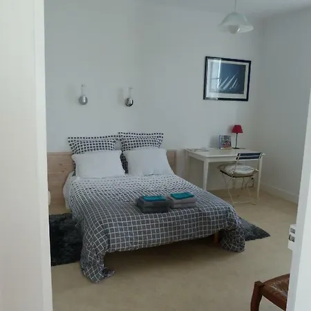 A Pied - Grand Lumineux - Menage Et Linge Non Compris